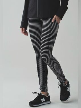 Lululemon Speed Tight II in Parallel Stripe White/Black Size 6